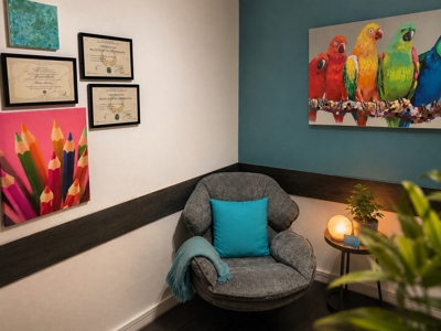 Sophrologie : un fauteuil comfortable dans une pièce colorée et chaleureuse